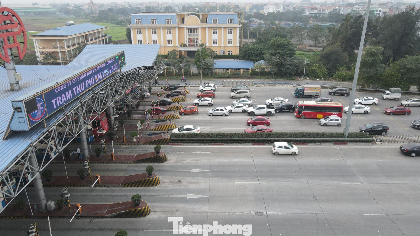 Hình ảnh ghi nhận tại trạm soát vé Pháp Vân - Cầu Giẽ thời điểm 10h ngày 1/1/2022.