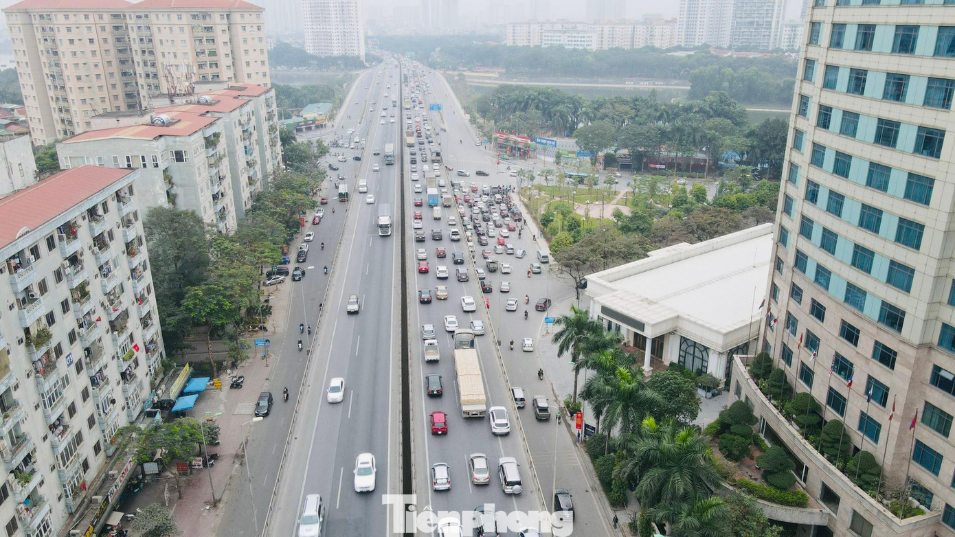 Hình ảnh đối lập giữa 2 làn xe của đường cao tốc trên cao đường vành đai 3.