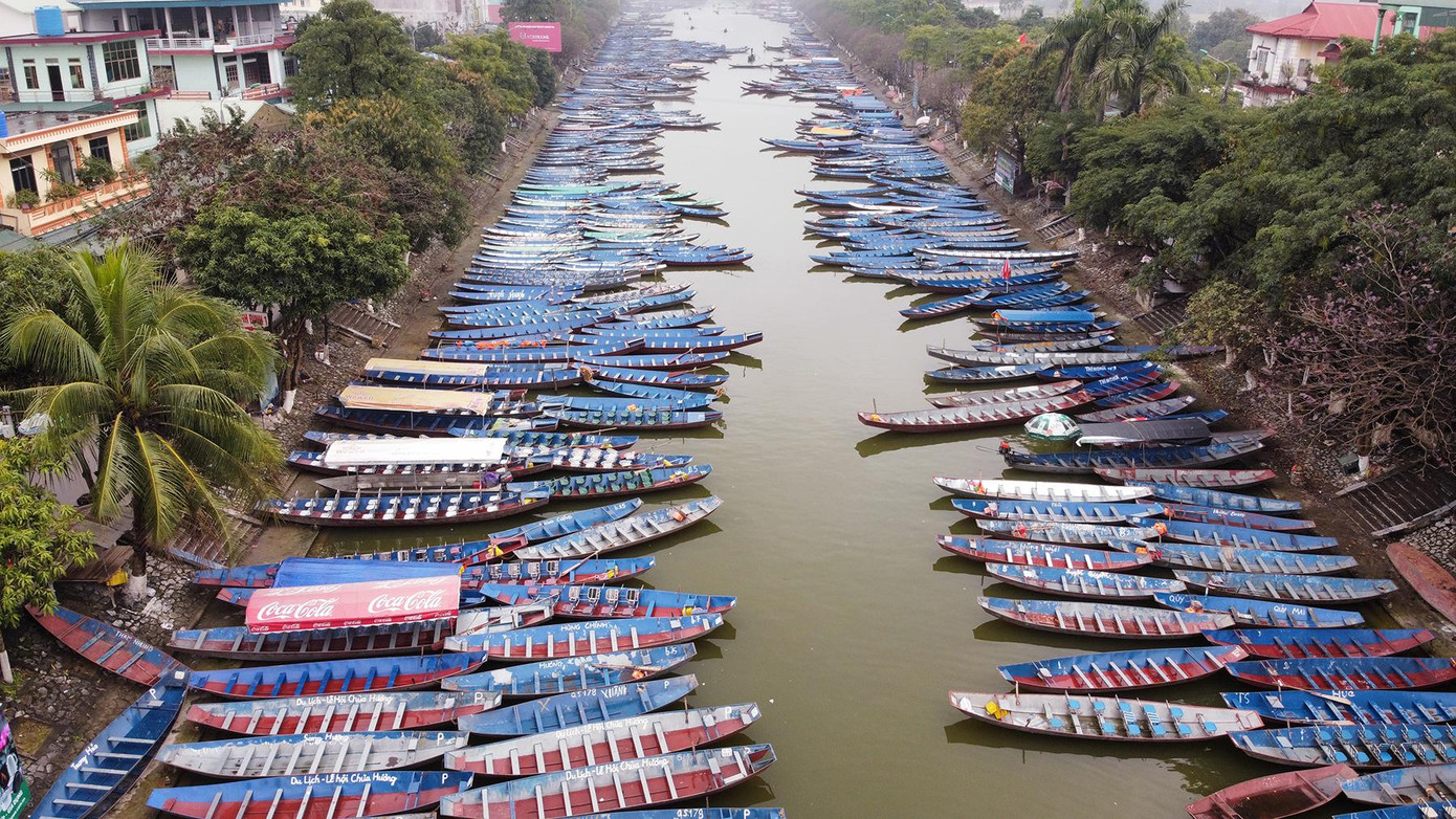 Trao đổi với phóng viên Tiền Phong, ông Nguyễn Bá Hiển, Trưởng Ban Quản lý Khu di tích thắng cảnh Hương Sơn (chùa Hương) cho biết, 5h sáng cùng ngày đơn vị đã tiến hành mở cửa bán vé thử nghiệm phục vụ du khách tham quan di tích quốc gia đặc biệt quần thể Hương Sơn.