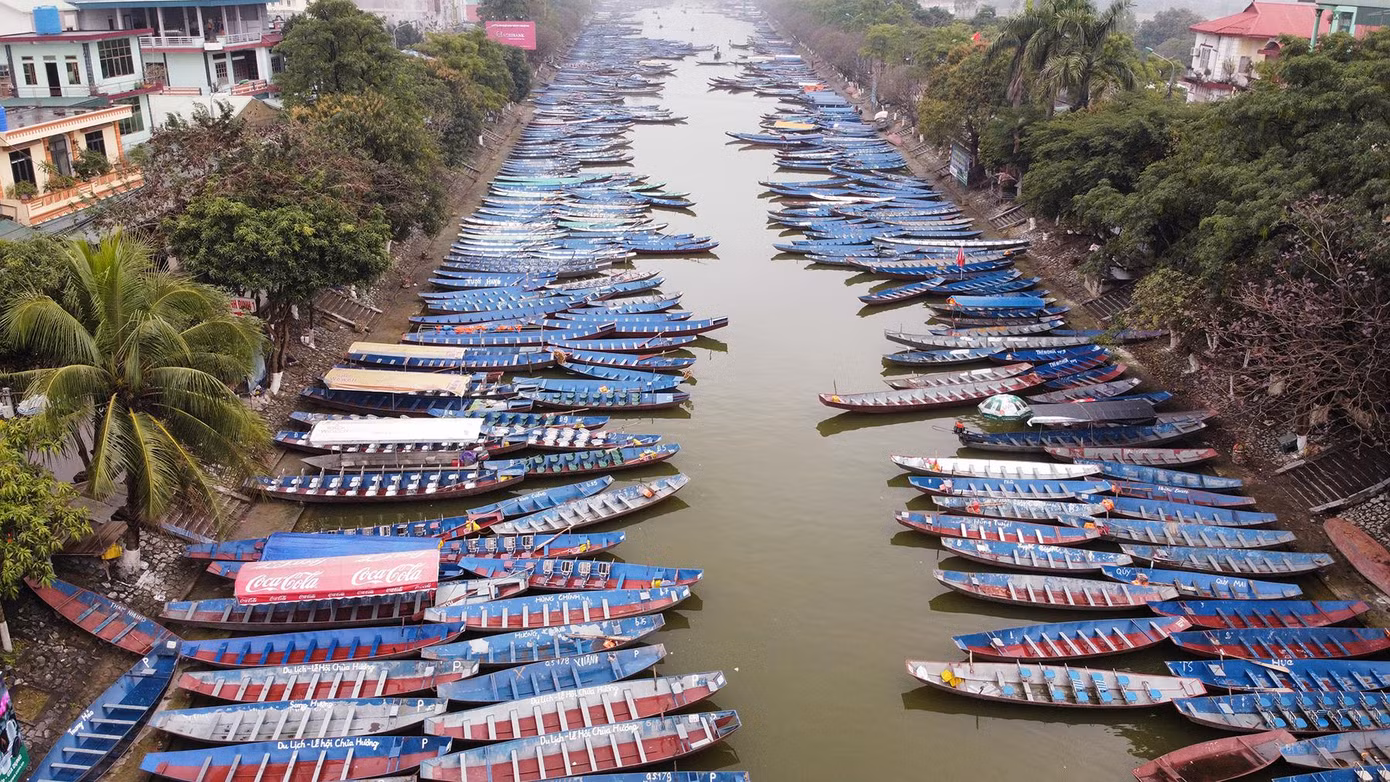 Trao đổi với phóng viên Tiền Phong, ông Nguyễn Bá Hiển, Trưởng Ban Quản lý Khu di tích thắng cảnh Hương Sơn (chùa Hương) cho biết, 5h sáng cùng ngày đơn vị đã tiến hành mở cửa bán vé thử nghiệm phục vụ du khách tham quan di tích quốc gia đặc biệt quần thể Hương Sơn.