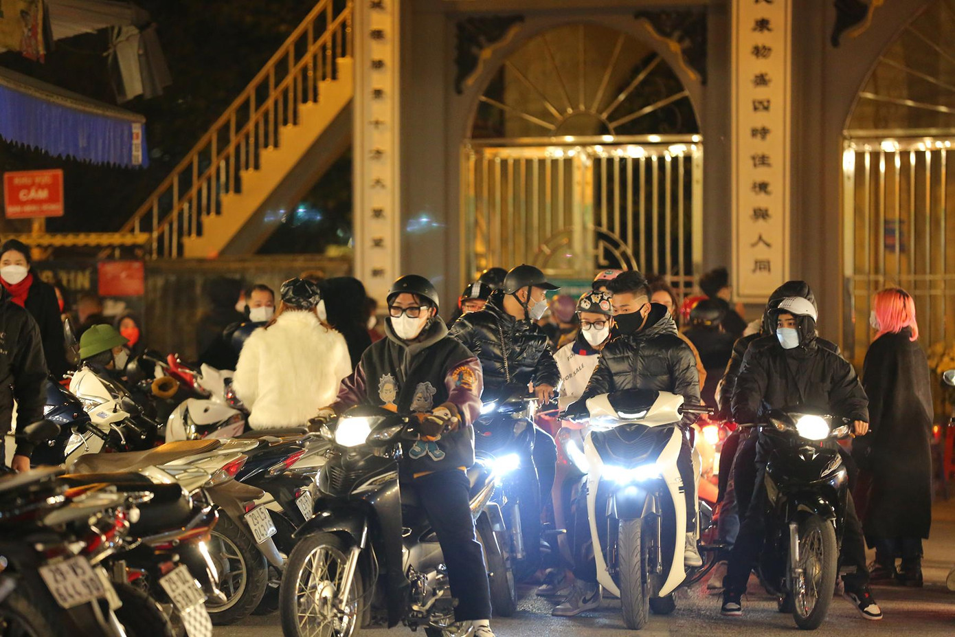 Ngay sau thời khắc giao thừa, rất đông người dân đã đổ về Phủ Tây Hồ để cầu bình an cho năm mới trong tiết trời giá rét.