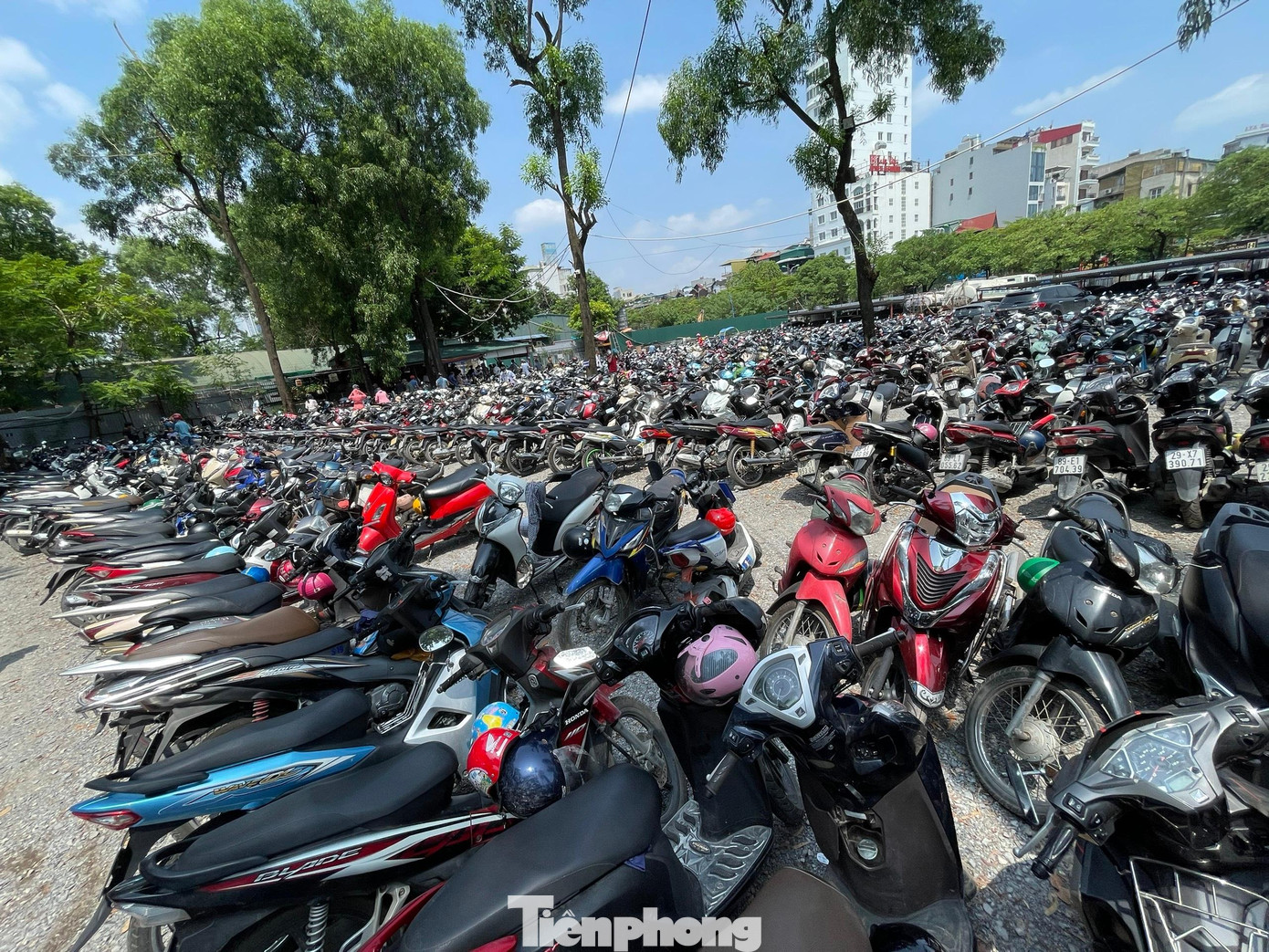 Bãi gửi xe công viên Thủ Lệ luôn trong tình trạng chật kín từ sáng sớm đến quá trưa ngày 2/9.