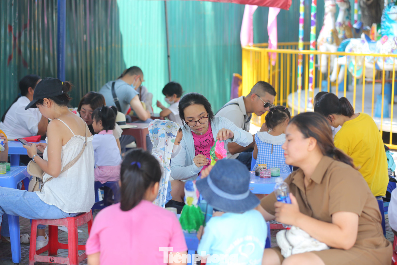 Khu vực vui chơi tô tượng thu hút đông các thành viên trong cùng gia đình tham gia.