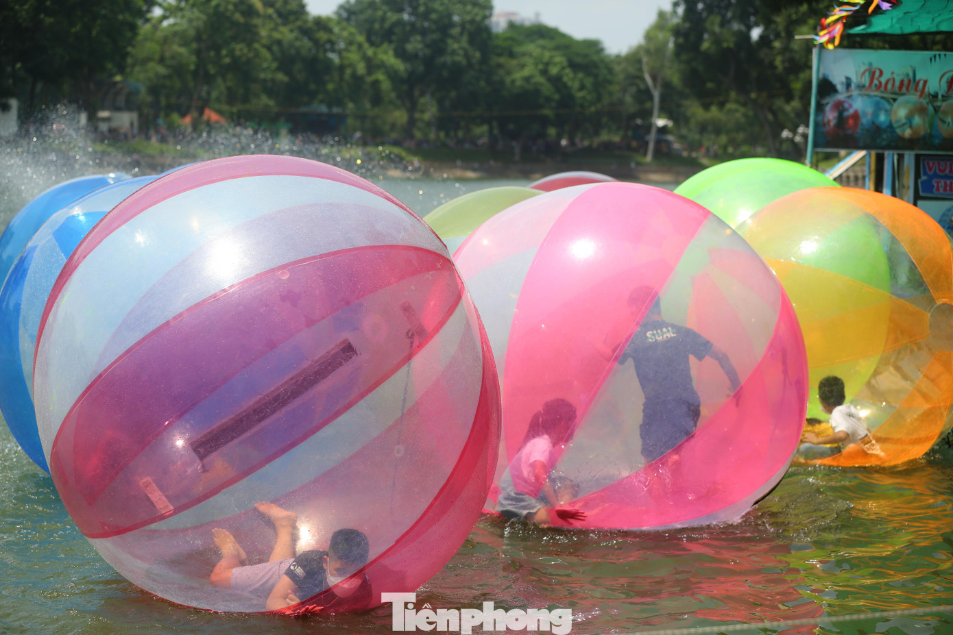 Trò chơi bóng nước cũng thu hút khá nhiều bạn nhỏ.