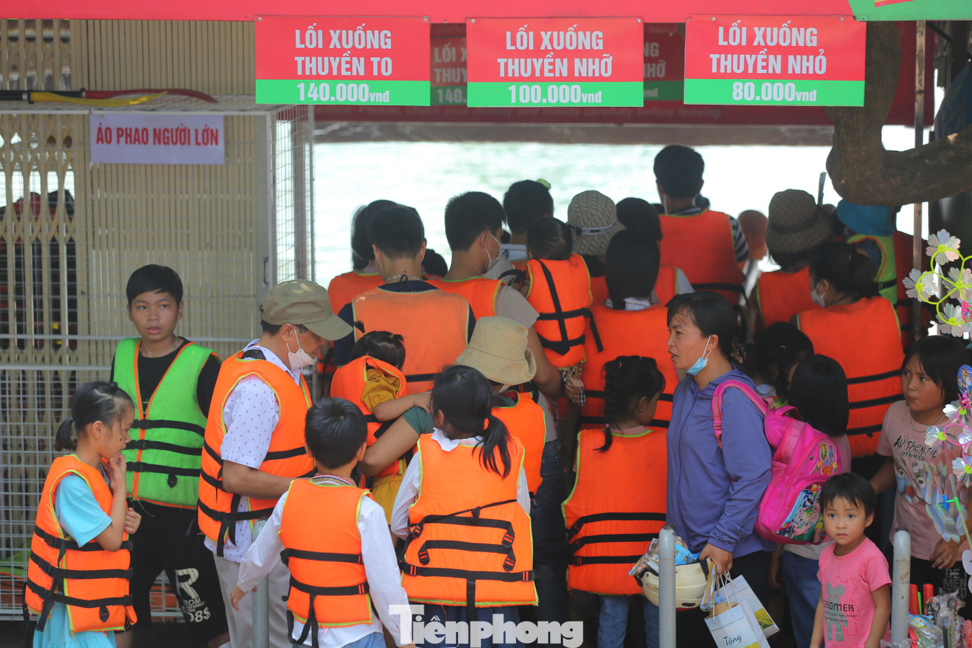 Khu vực lối xuống thuyền thiên nga luôn đông đúc người đứng chờ tới lượt.