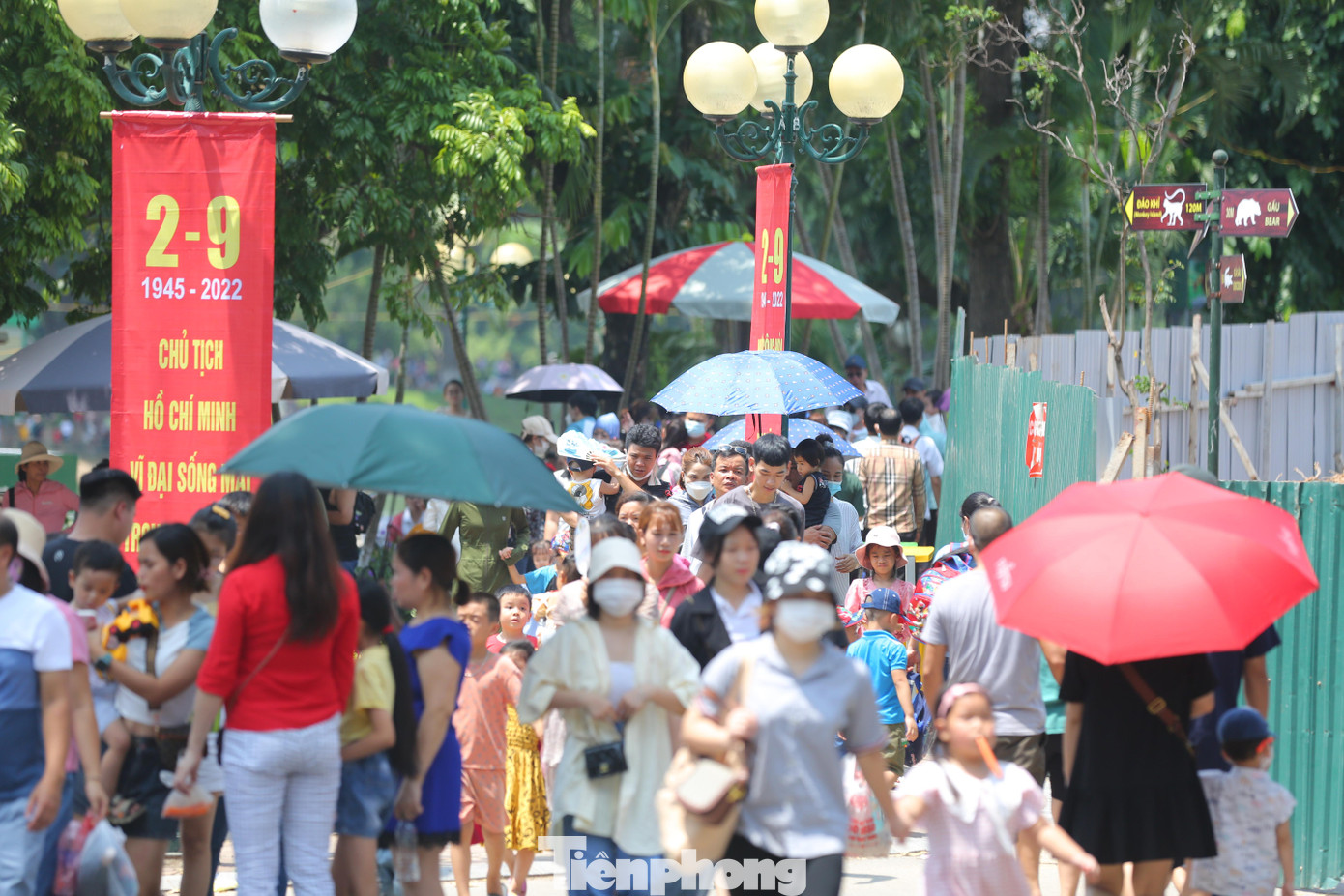 Kỳ nghỉ lễ Quốc khánh năm nay kéo dài 4 ngày, vì vậy nhiều gia đình ở Thủ đô và khu vực lân cận đã tập trung tới công viên Thủ Lệ để vui chơi.