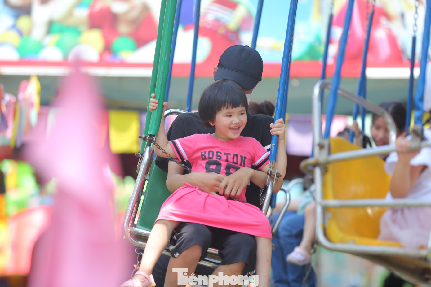 Nụ cười rạng rỡ của cô bé khi được tham gia chơi trò chơi yêu thích.