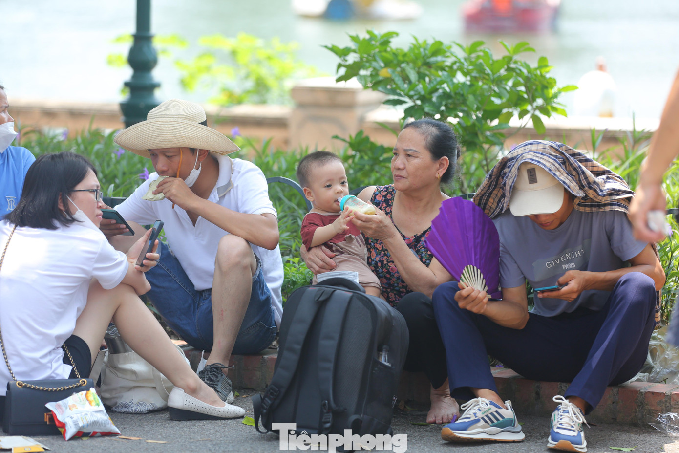 Nhiều gia đình chuẩn bị bình sữa đem theo cho các em bé và đồ ăn vặt cho các thành viên khác.