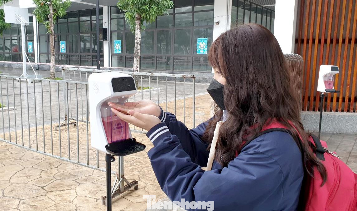 Ban giám hiệu trường THCS Kim Giang chia sẻ: "Nhà trường đã chuẩn bị đầy đủ cơ sở vật chất đảm bảo công tác phòng, chống dịch để đón các bạn học sinh trở lại: 300 lít dung dịch sát khuẩn, 08 máy đo thân nhiệt tự động, 45 máy đo tay, 500 khẩu trang dự phòng...". Ban giám hiệu trường THCS Kim Giang chia sẻ: "Nhà trường đã chuẩn bị đầy đủ cơ sở vật chất đảm bảo công tác phòng, chống dịch để đón các bạn học sinh trở lại: 300 lít dung dịch sát khuẩn, 08 máy đo thân nhiệt tự động, 45 máy đo tay, 500 khẩu trang dự phòng...".