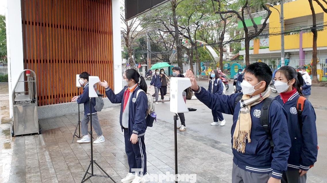 Học sinh khối lớp 7 -12 tại Hà Nội háo hức trở lại trường học trực tiếp sau thời gian dài nghỉ tránh dịch. Học sinh khối lớp 7 -12 tại Hà Nội háo hức trở lại trường học trực tiếp sau thời gian dài nghỉ tránh dịch.