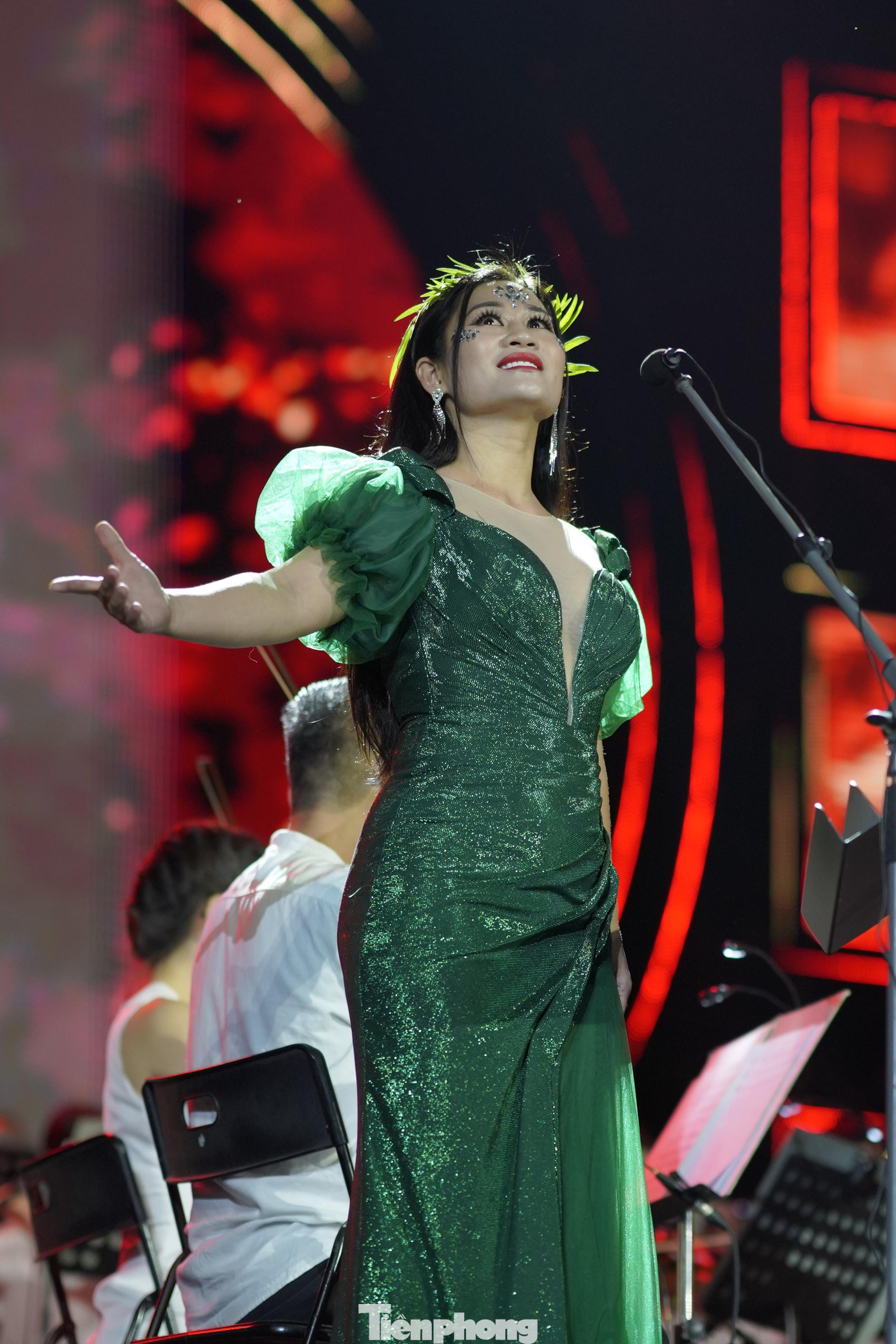 Chương trình Hoà nhạc bán cổ điển quy mô lớn bậc nhất tại Ecopark với sự quy tụ của hơn 300 nghệ sĩ gồm Dàn nhạc giao giao hưởng Việt Nam, dàn hợp xướng gió xanh, các ca sĩ Opera, nghệ sĩ Piano, Cello… và trình diễn nhiều tác phẩm nổi tiếng.