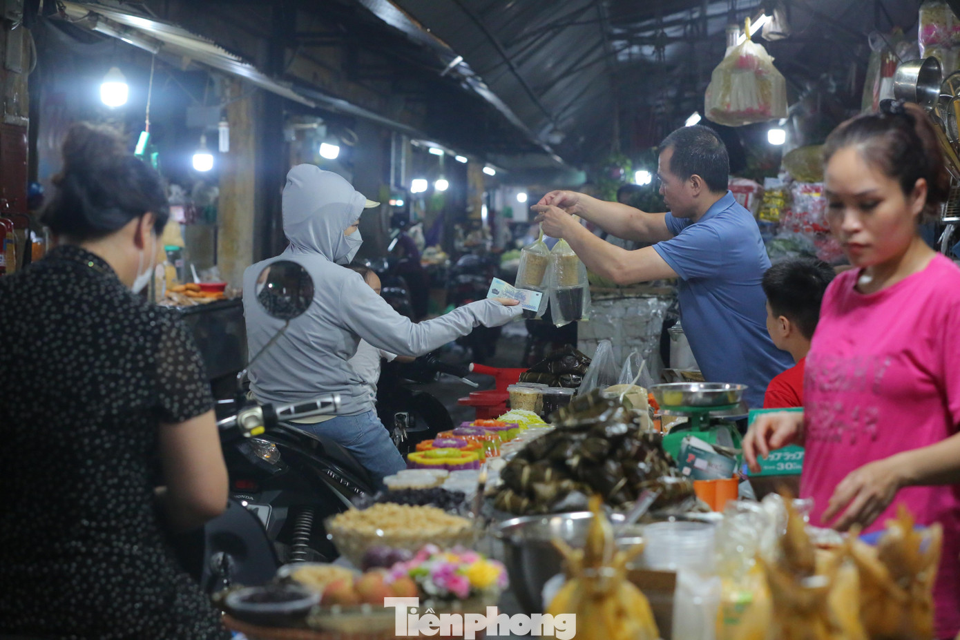 Chị Vinh Hồng (chợ Thành Công) chia sẻ: “Rượu nếp là món đặc biệt chỉ ngày này mới có, chứ ngày bình thường thì rất ít bán".
