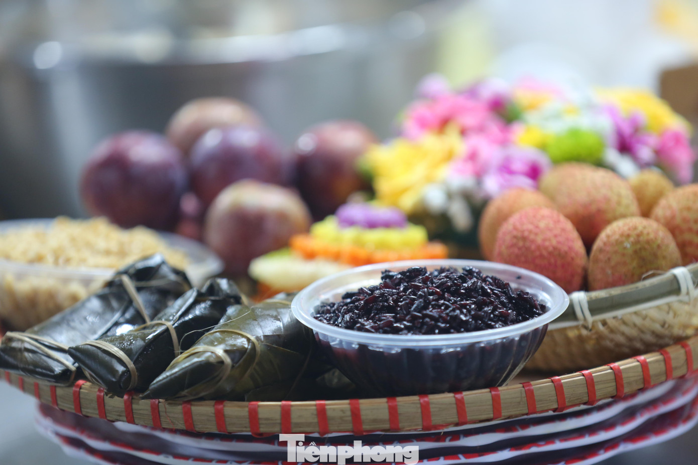 Mâm cỗ ngày Tết Đoan Ngọ với đủ các món truyền thống như rượu nếp, bánh gio, hoa quả...