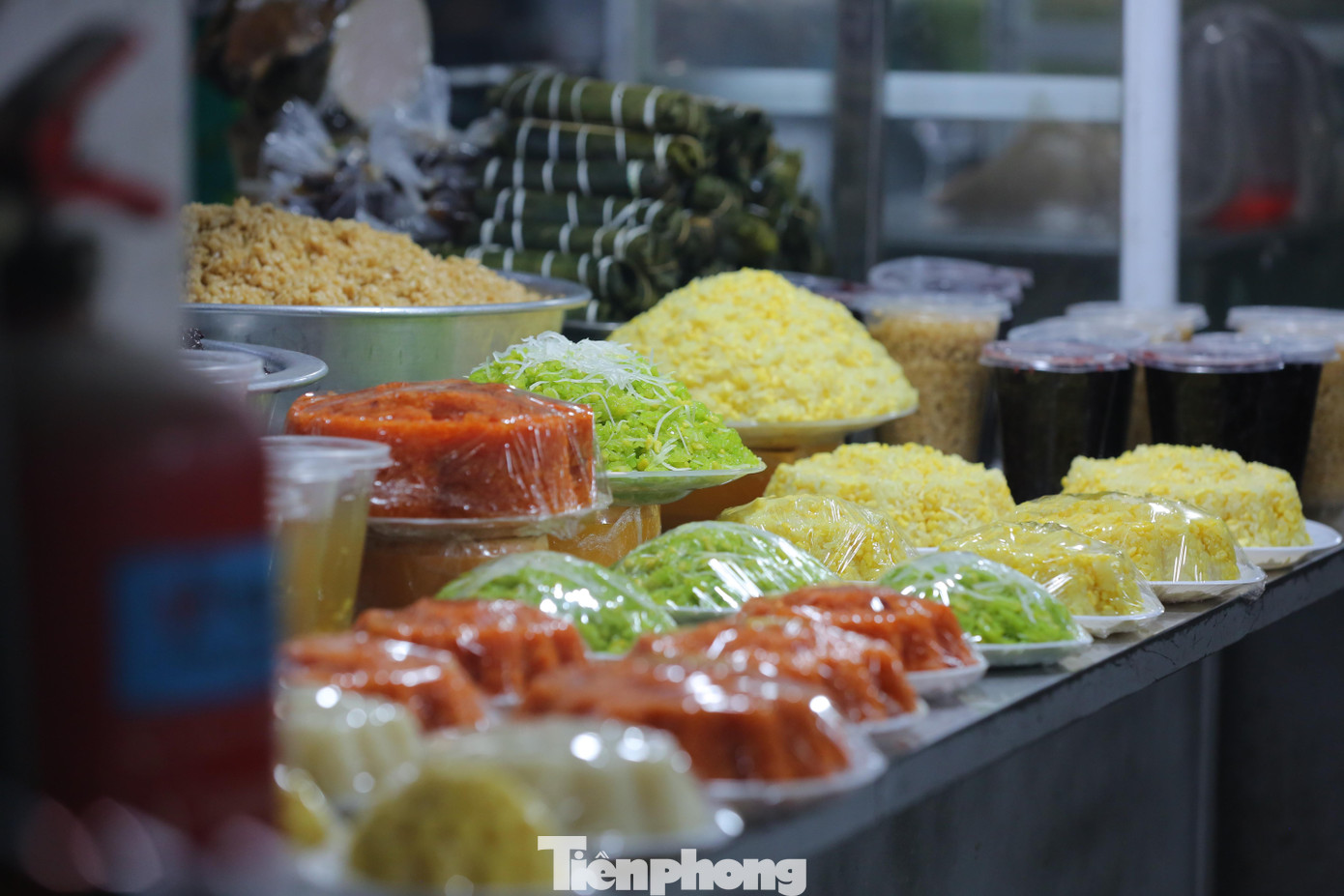 Các cửa hàng bán xôi ngũ sắc cúng ngày Tết Đoan Ngọ được bài trí rất bắt mắt.