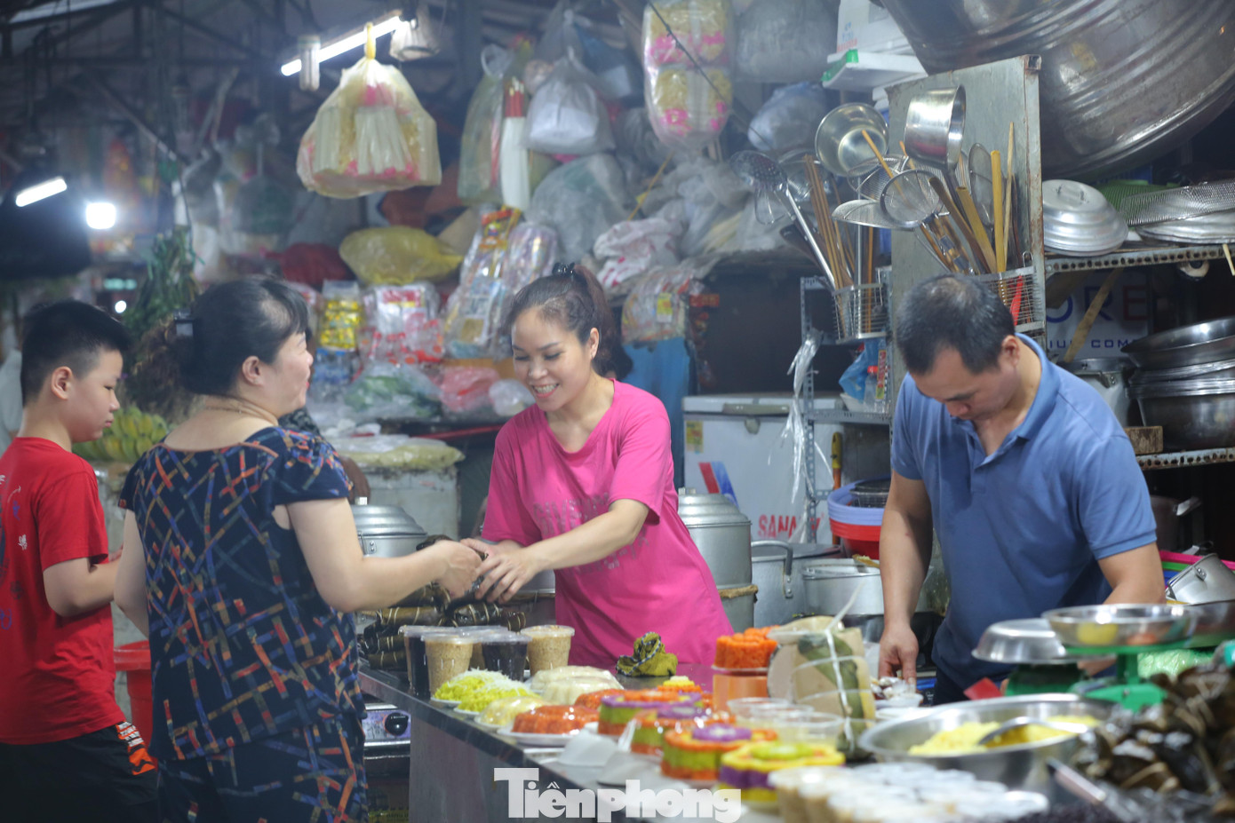 Người dân Thủ đô Hà Nội hối hả mua đồ chuẩn bị Tết Đoan Ngọ từ sáng sớm.