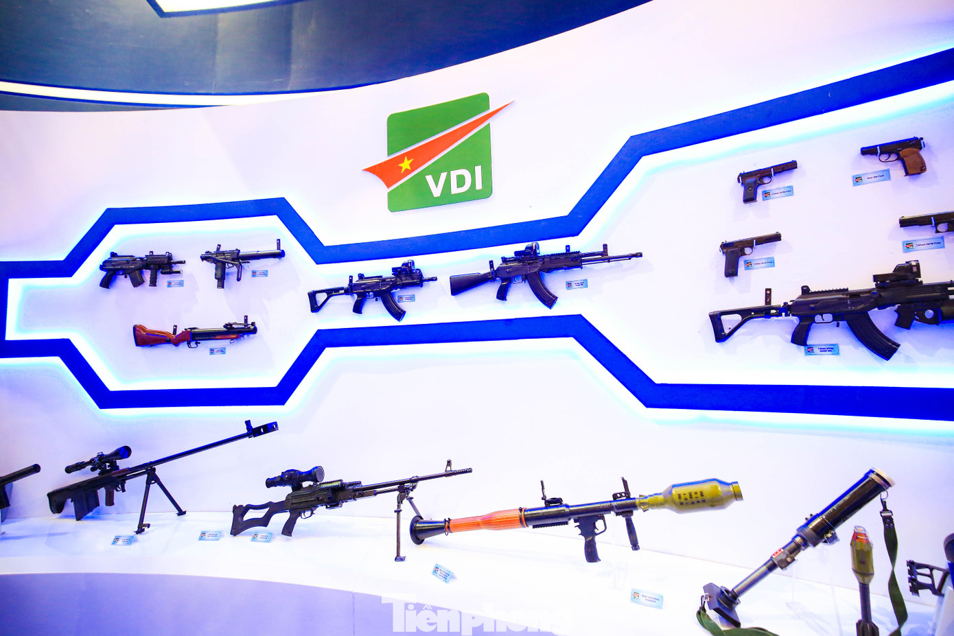 Tại khu vực của Tổng cục Công nghiệp Quốc phòng, nhiều loại súng trường tấn công, lựu đạn, súng tiểu liên, súng bắn tỉa... được trưng bày.