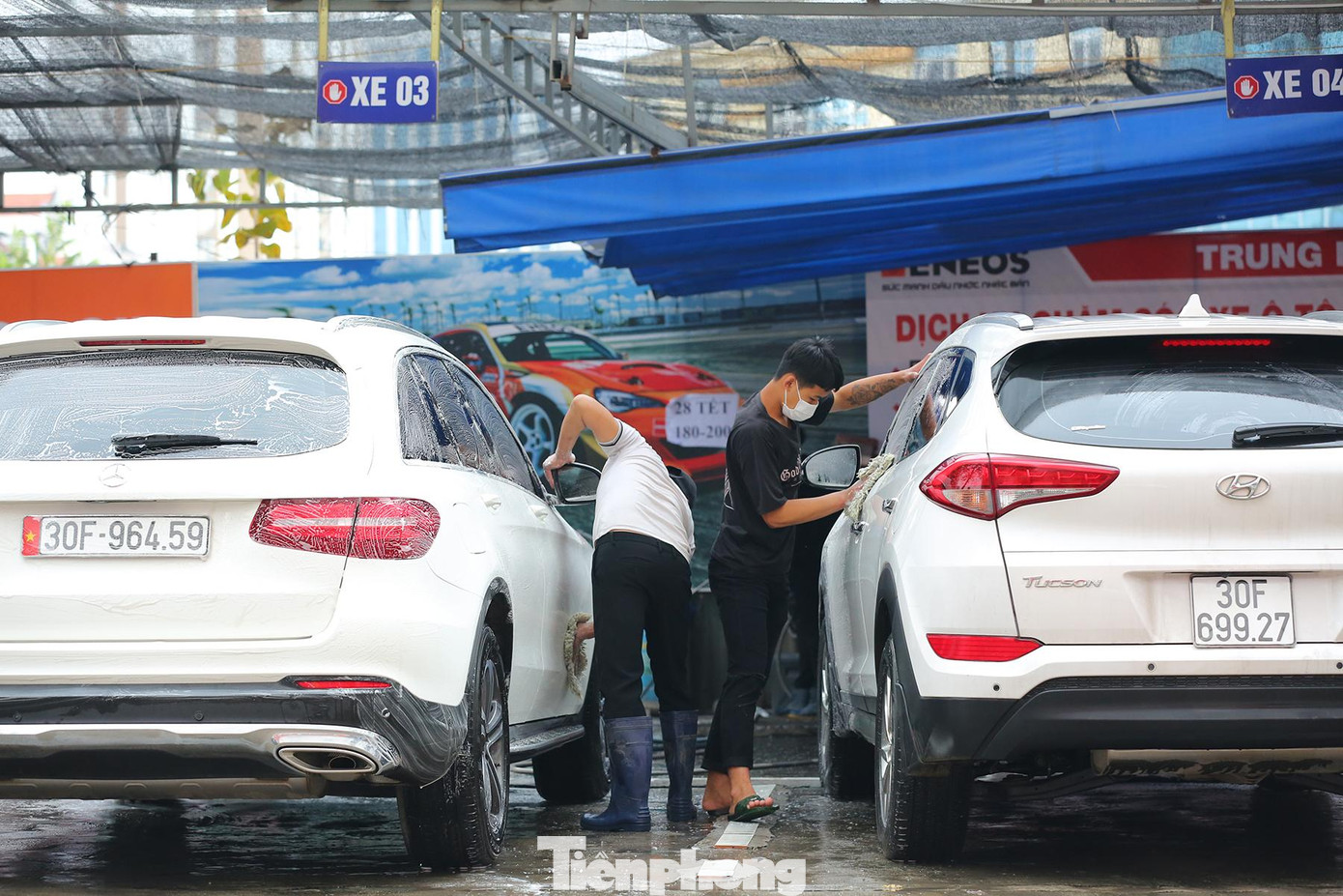 Theo quan niệm của người dân, năm mới cái gì cũng phải tươm tất, sạch sẽ. Do đó dịch vụ rửa xe trở thành ngành nghề kiếm bội tiền vào mỗi dịp cận Tết.