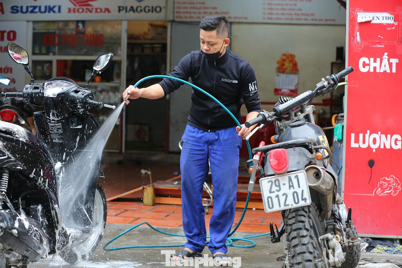 Dịch vụ rửa xe máy cũng đông đúc, nhộn nhịp trong những ngày này. Nhiều cửa hàng sửa xe đã tranh thủ kinh doanh thêm dịch vụ rửa xe trong những ngày cận Tết này.