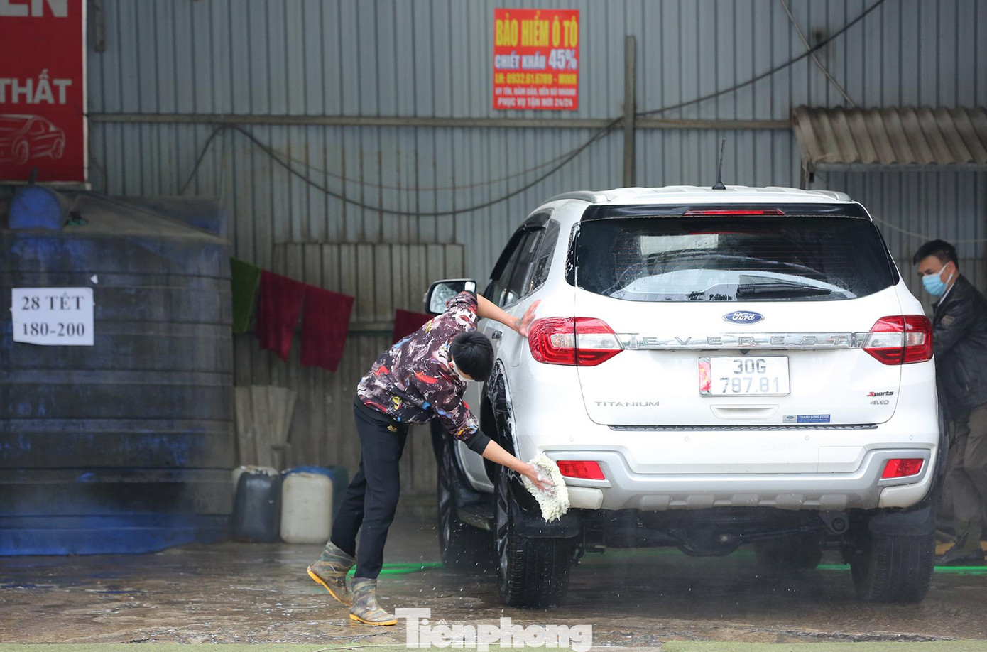 28 Tết giá rửa xe từ 180.000 đến 200.000/xe. Cá biệt có nơi đã hét giá lên đến 300.000.