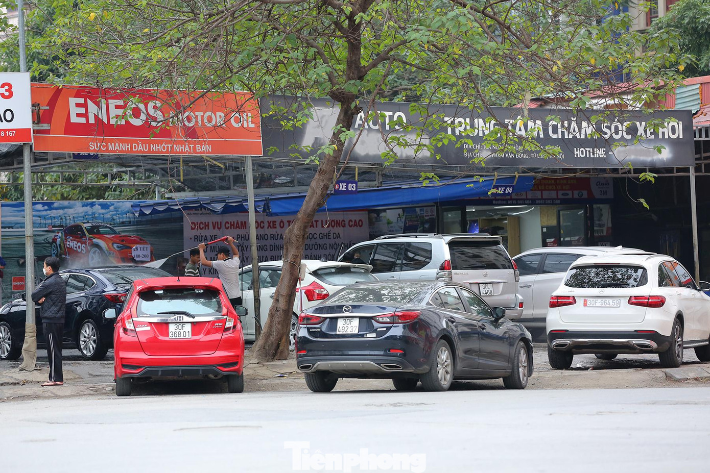 Ghi nhận của phóng viên báo Tiền Phong trong ngày 28 Tết, nhiều cửa hàng rửa xe trên địa bàn Hà Nội vẫn tất bật làm việc từ sáng sớm, huy động thêm cả nhân viên để đáp ứng nhu cầu tăng cao đột biến của người dân.