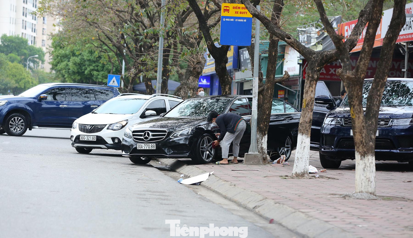 Nhiều cửa hàng phải huy động thêm nhân viên, xe đợi làm dịch vụ đỗ tràn cả ra vỉa hè và dưới lòng đường.