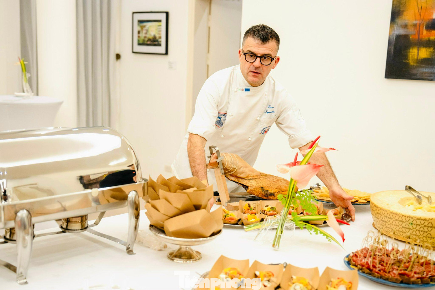 Đầu bếp Squizzato nổi tiếng đến từ hiệp hội đầu bếp Ý chuẩn bị thực đơn đặc biệt thể hiện sự lành mạnh của chế độ ăn vùng Địa Trung Hải.