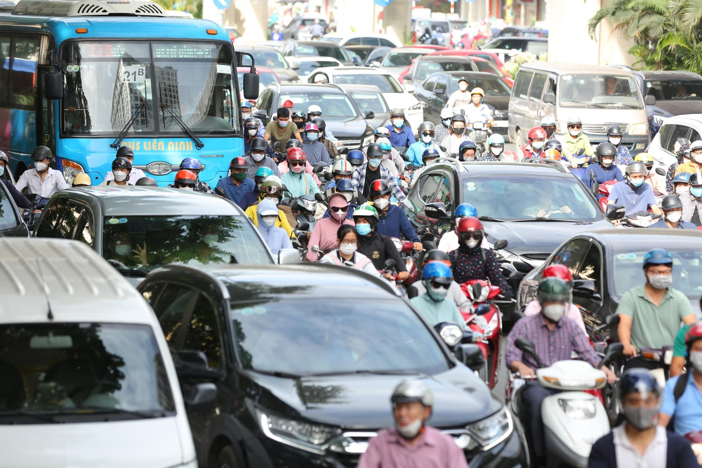 Các phương tiện di chuyển khó khăn trong cái nắng oi bức. Các phương tiện di chuyển khó khăn trong cái nắng oi bức.