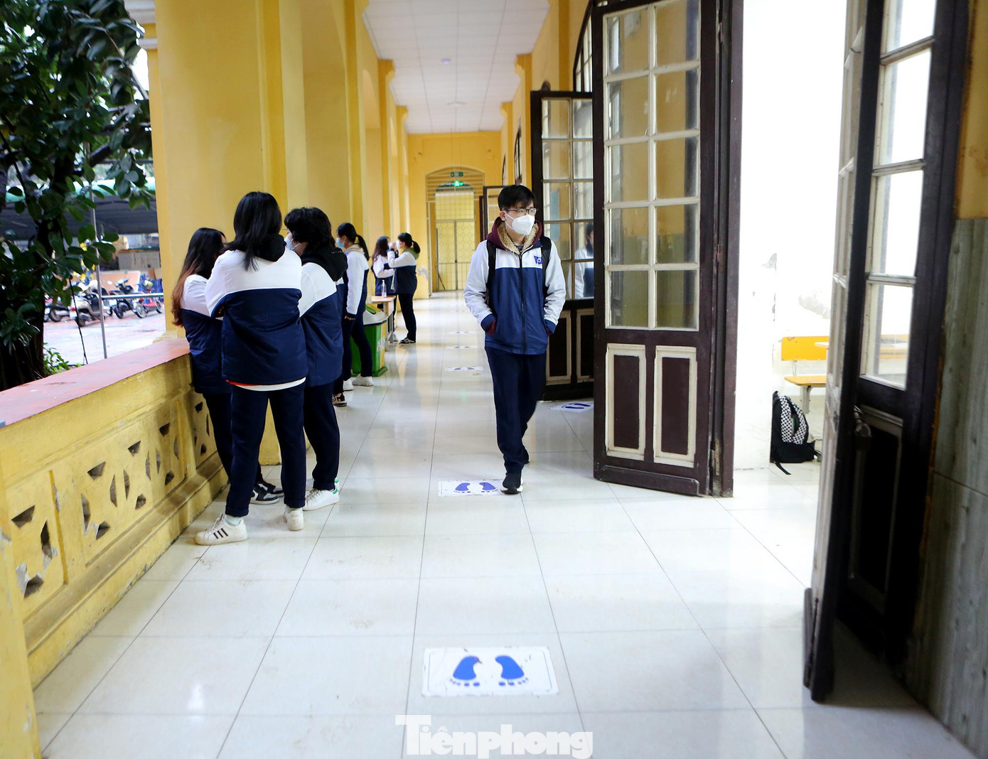 Các decal dán hướng dẫn giãn cách an toàn được dán khắp các hành lang dẫn vào lớp học. Các decal dán hướng dẫn giãn cách an toàn được dán khắp các hành lang dẫn vào lớp học.