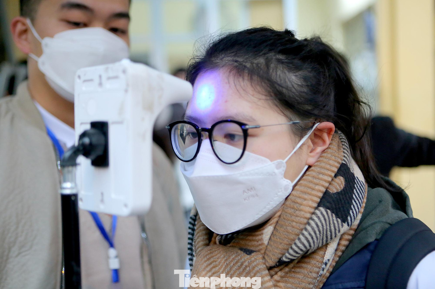 Các bạn học sinh đều được đo thân nhiệt, sát khuẩn tay đảm bảo công tác phòng, chống dịch ngay từ cổng trường. Các bạn học sinh đều được đo thân nhiệt, sát khuẩn tay đảm bảo công tác phòng, chống dịch ngay từ cổng trường.