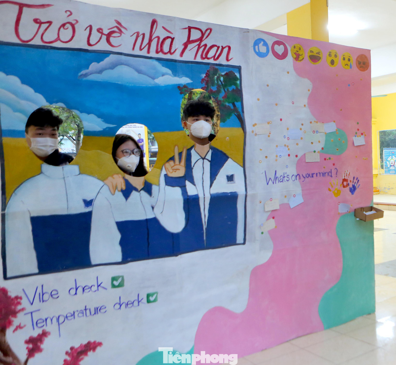 Niềm vui hân hoan của các bạn học sinh trường THPT Phan Đình Phùng ngày đầu tiên trở lại trường sau gần 10 tháng học online. Niềm vui hân hoan của các bạn học sinh trường THPT Phan Đình Phùng ngày đầu tiên trở lại trường sau gần 10 tháng học online.