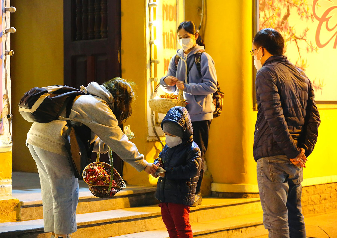 Em bé cùng bố mua muối ngay cổng chùa với mong muốn một năm mới no đủ, mặn mà và ấm áp.