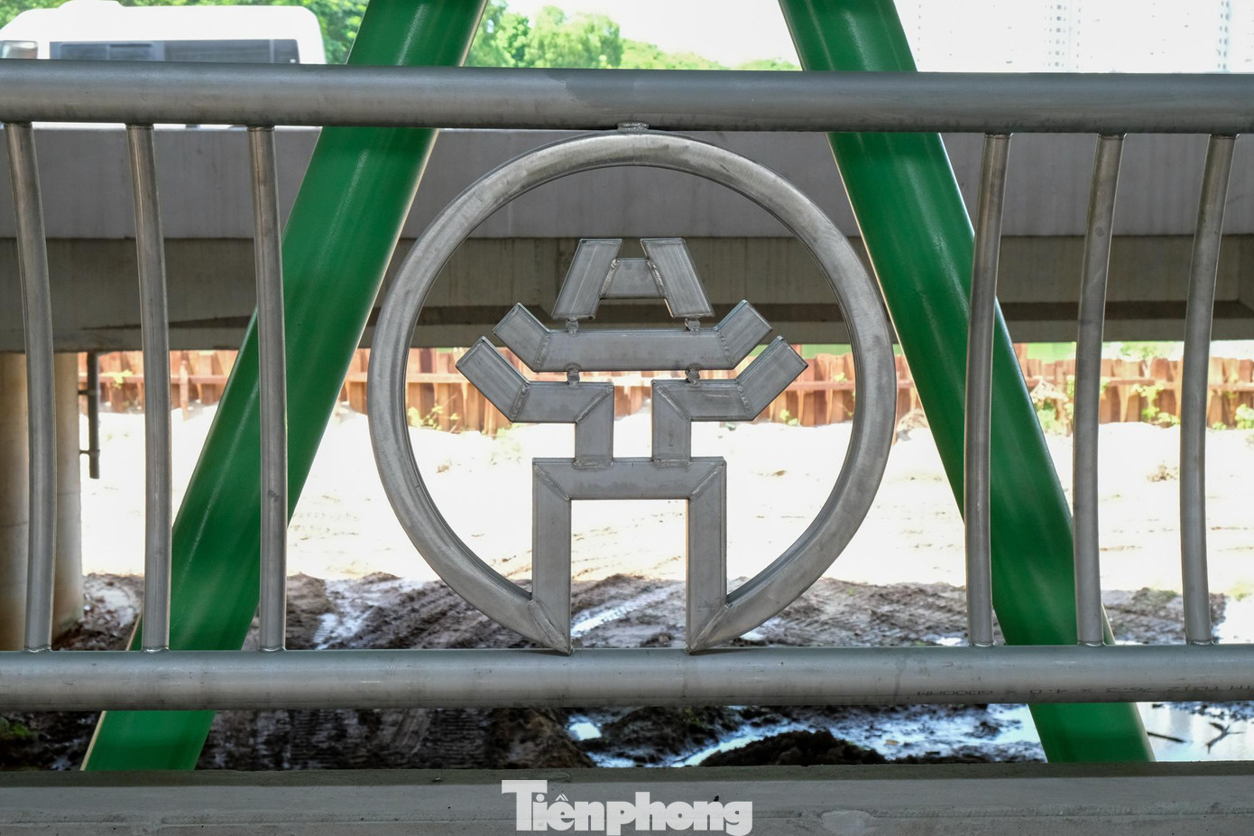 Lan can dọc 2 bên cây cầu được lắp đặt biểu tượng của Thủ đô Hà Nội - Khuê Văn Các. Lan can dọc 2 bên cây cầu được lắp đặt biểu tượng của Thủ đô Hà Nội - Khuê Văn Các.