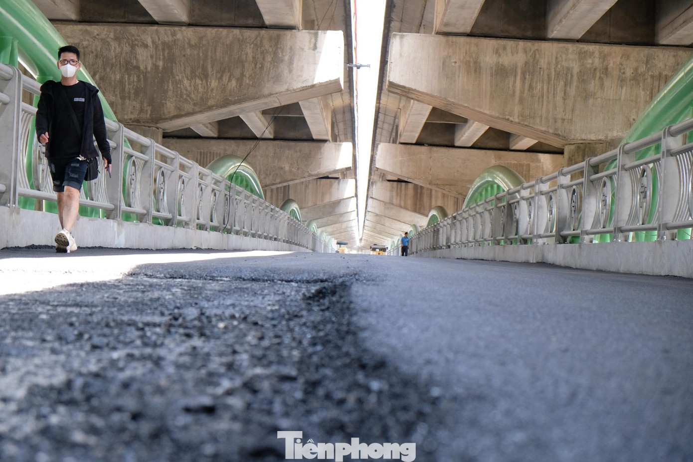 Trong ít ngày tới đây, phần thảm bê tông nhựa khoảng hơn 100 m cầu còn lại tới nút giao phố Hoàng Liệt sẽ được hoàn thiện. Trong ít ngày tới đây, phần thảm bê tông nhựa khoảng hơn 100 m cầu còn lại tới nút giao phố Hoàng Liệt sẽ được hoàn thiện.