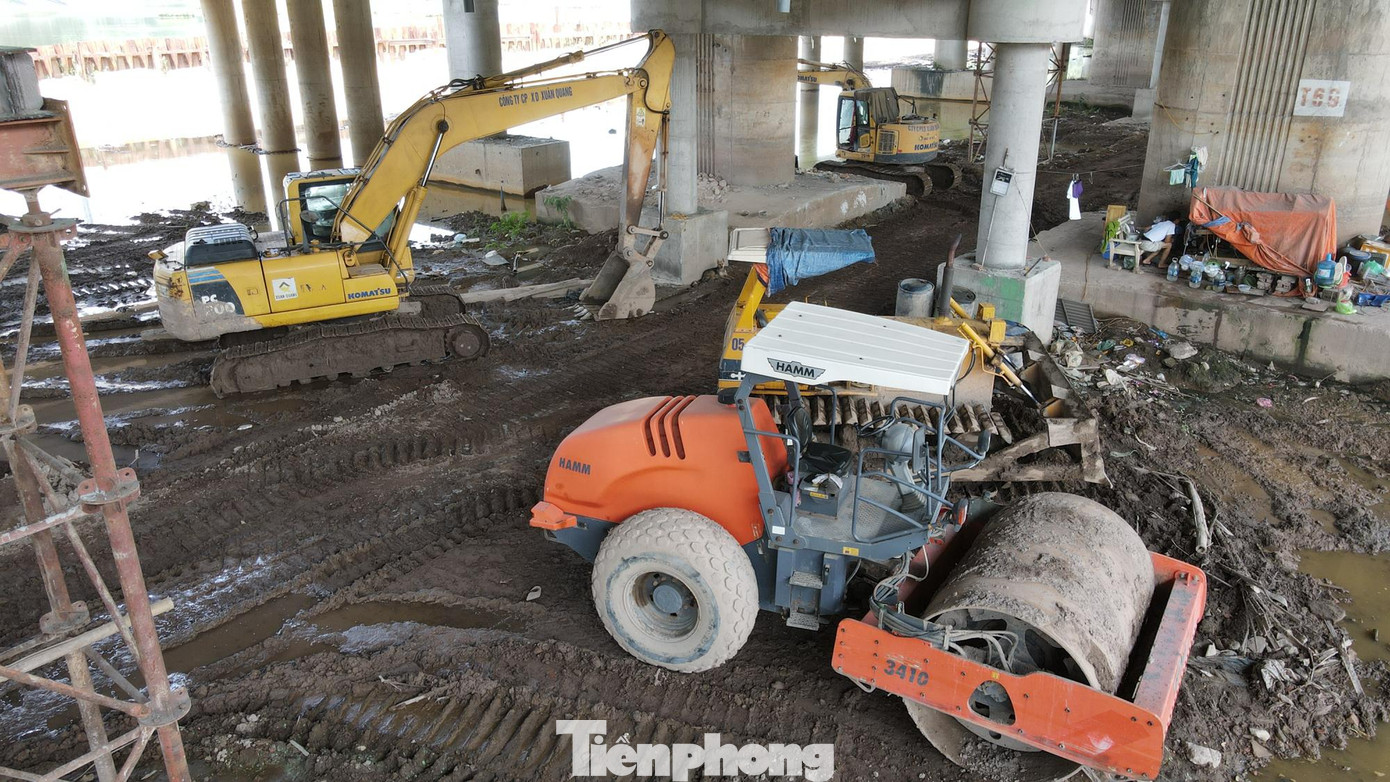 Các phương tiện máy móc tập kết đầy đủ dưới chân cầu, đến nay dự án xây dựng cây cầu vòm sắt đã hoàn thành khoảng 98% khối lượng công việc. Các phương tiện máy móc tập kết đầy đủ dưới chân cầu, đến nay dự án xây dựng cây cầu vòm sắt đã hoàn thành khoảng 98% khối lượng công việc.