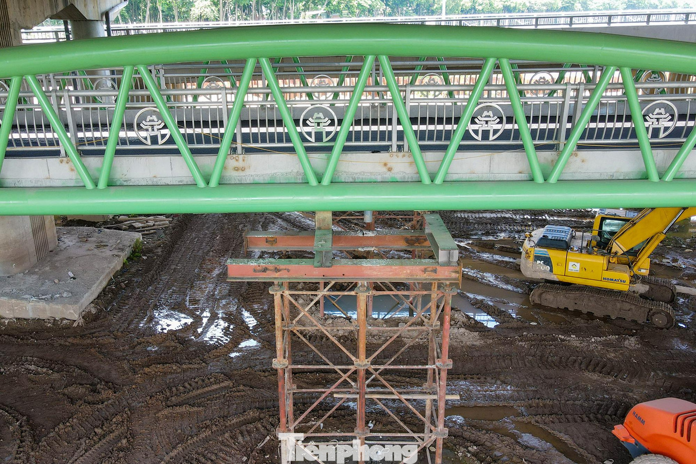 Cầu vòm sắt vượt hồ Linh Đàm (quận Hoàng Mai) là cây cầu thi công trong không gian chật hẹp, đi thấp dưới gầm cầu vành đai 3 với tổng mức đầu tư là 65 tỉ đồng. Cầu vòm sắt vượt hồ Linh Đàm (quận Hoàng Mai) là cây cầu thi công trong không gian chật hẹp, đi thấp dưới gầm cầu vành đai 3 với tổng mức đầu tư là 65 tỉ đồng.