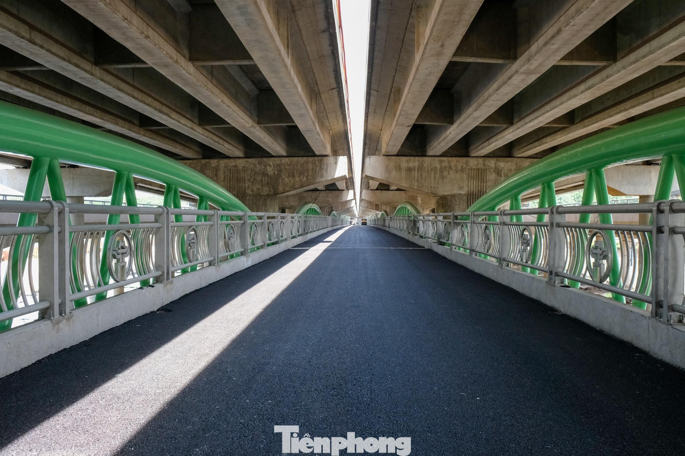 Dự án xây dựng cầu vòm sắt dành cho xe máy đi thấp qua hồ Linh Đàm (nằm dưới gầm cầu cạn Vành đai 3) được khởi công xây dựng từ đầu năm 2021. Công trình dự kiến hoàn thành trước Tết Nguyên đán Nhâm Dần 2022 nhằm phục vụ nhu cầu đi lại của người dân. Dự án xây dựng cầu vòm sắt dành cho xe máy đi thấp qua hồ Linh Đàm (nằm dưới gầm cầu cạn Vành đai 3) được khởi công xây dựng từ đầu năm 2021. Công trình dự kiến hoàn thành trước Tết Nguyên đán Nhâm Dần 2022 nhằm phục vụ nhu cầu đi lại của người dân.