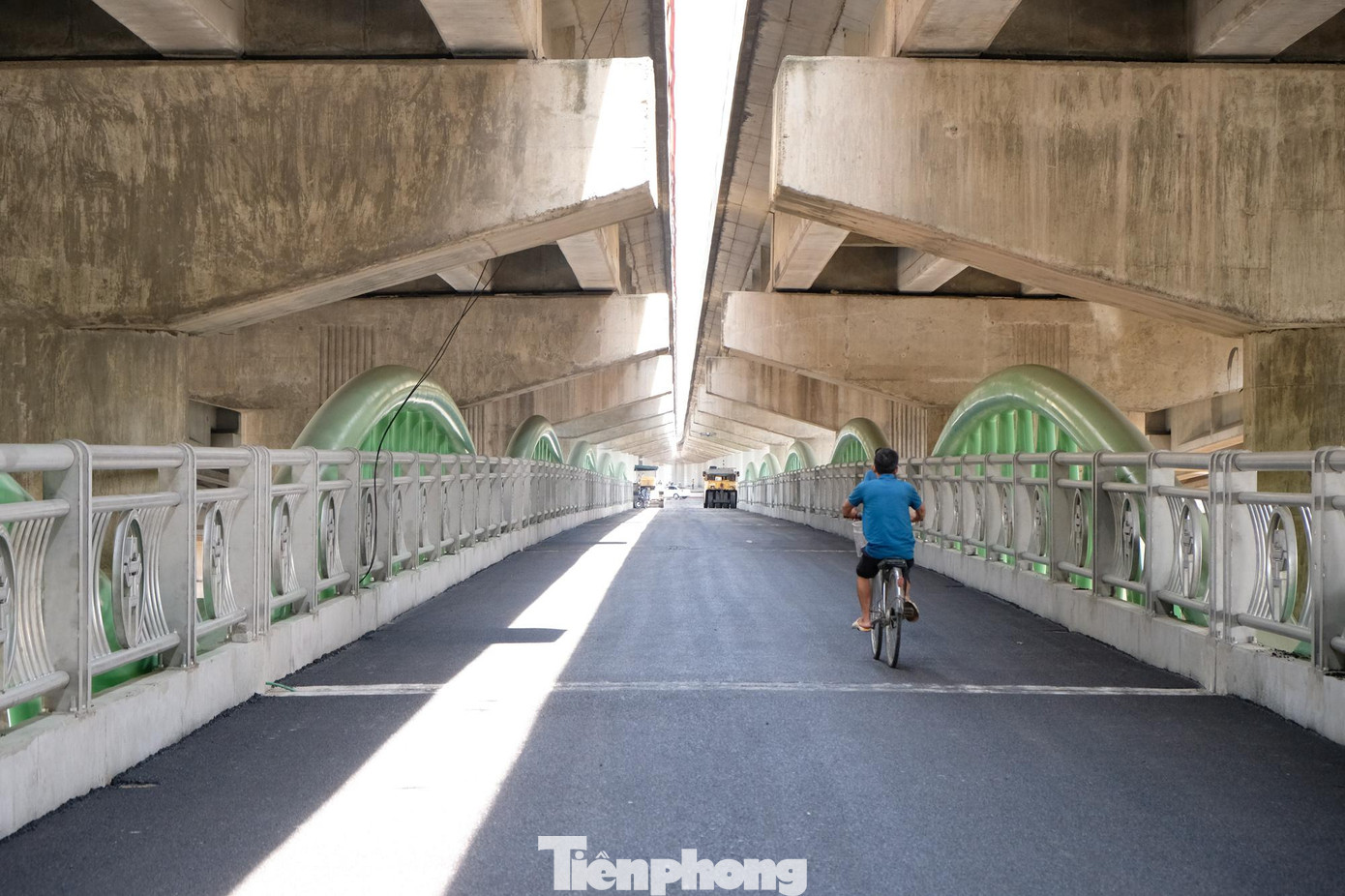 Toàn bộ mặt đường thành cầu đã được thảm bê tông nhựa hoàn thiện. Toàn bộ mặt đường thành cầu đã được thảm bê tông nhựa hoàn thiện.