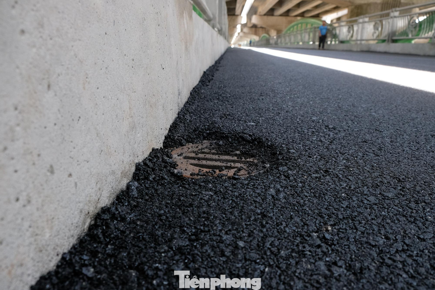 Các hạng mục cuối cùng của cây cầu đang được hoàn thiện. Các hạng mục cuối cùng của cây cầu đang được hoàn thiện.