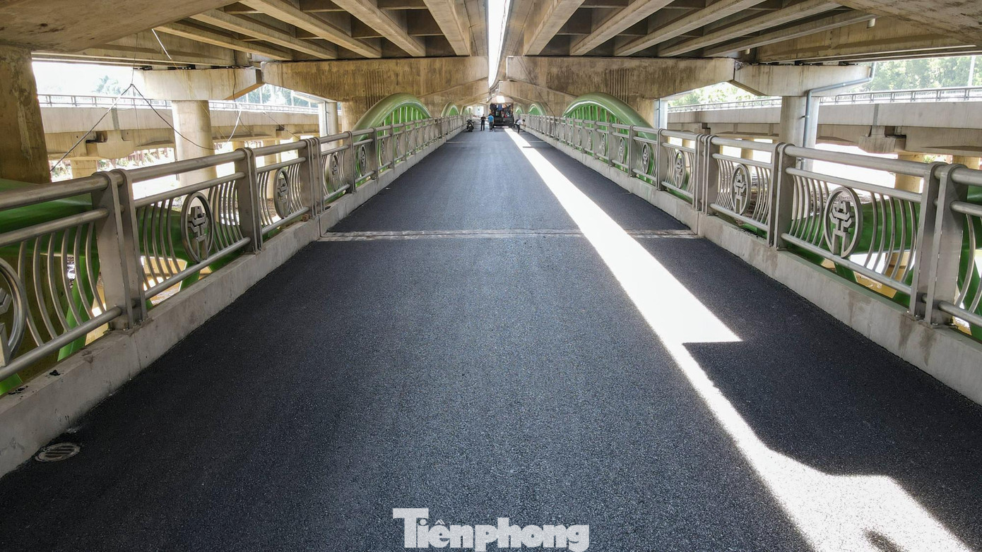 Cầu vòm sắt đi dưới gầm đường vành đai 3 trên cao có mặt cắt ngang cầu rộng 7,5 m, bề rộng phần xe chạy 6 m. Kết cấu nhịp dầm vòm dạng ống thép, tổng chiều dài cầu 297,2 m. Cầu vòm sắt đi dưới gầm đường vành đai 3 trên cao có mặt cắt ngang cầu rộng 7,5 m, bề rộng phần xe chạy 6 m. Kết cấu nhịp dầm vòm dạng ống thép, tổng chiều dài cầu 297,2 m.