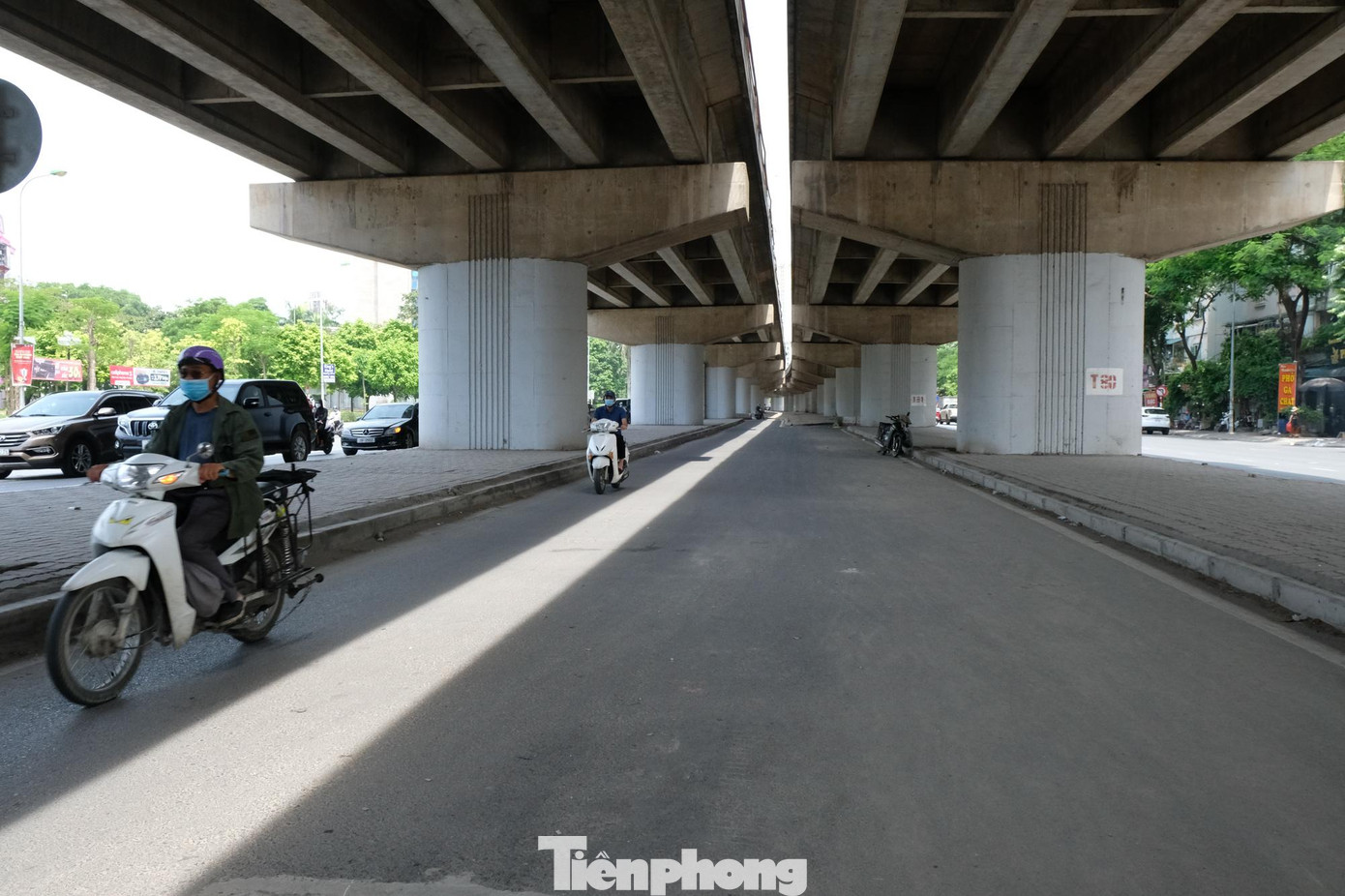 Phía dưới cây cầu, lối dẫn vào cây cầu vòm sắt giao cắt đường Nguyễn Hữu Thọ và ngã ba giao cắt phố Hoàng Liệt cũng đã cơ bản hoàn thành. Sau khi đưa vào sử dụng, cầu vòm sắt được kỳ vọng sẽ giảm tải lưu lượng giao thông cho nút giao Thanh Xuân và nút giao Pháp Vân, giải quyết tình trạng ùn tắc giao thông tại nút giao Nguyễn Hữu Thọ - Giải Phóng, khu vực bán đảo Linh Đàm. Phía dưới cây cầu, lối dẫn vào cây cầu vòm sắt giao cắt đường Nguyễn Hữu Thọ và ngã ba giao cắt phố Hoàng Liệt cũng đã cơ bản hoàn thành. Sau khi đưa vào sử dụng, cầu vòm sắt được kỳ vọng sẽ giảm tải lưu lượng giao thông cho nút giao Thanh Xuân và nút giao Pháp Vân, giải quyết tình trạng ùn tắc giao thông tại nút giao Nguyễn Hữu Thọ - Giải Phóng, khu vực bán đảo Linh Đàm.