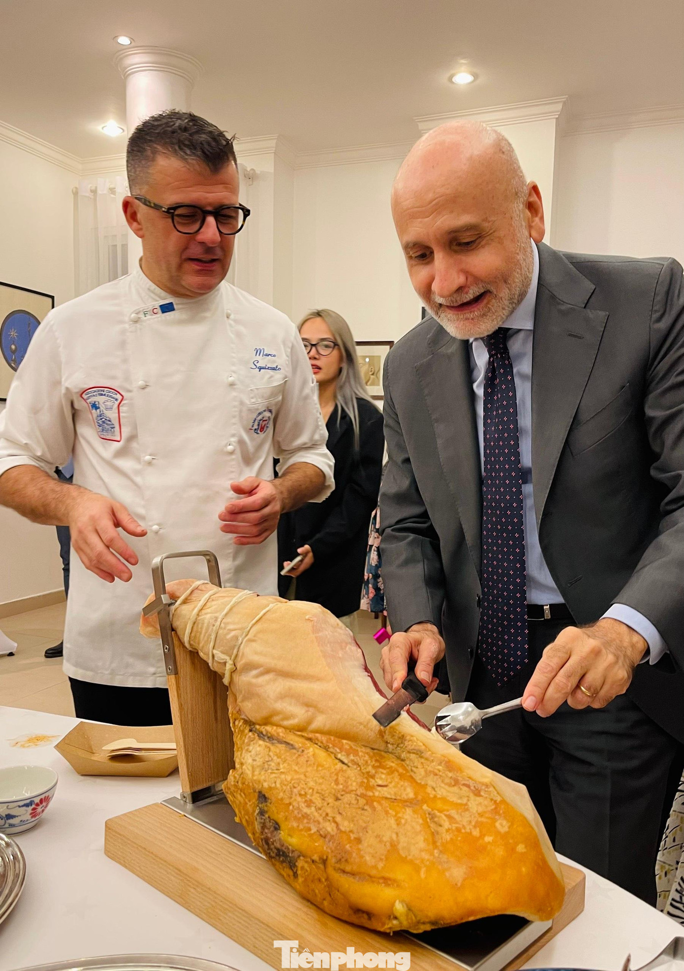 Đại sứ Đặc mệnh Toàn quyền Ý tại Việt Nam Antonio Alessandro cho biết: "Qua tuần lễ này, chúng tôi muốn đưa tới công chúng 3 thông điệp sâu sắc về ẩm thực Ý. Trong lĩnh vực ẩm thực, Ý là một trong những nước đứng đầu về chất liệu và nguyên liệu. Thứ hai là tính lành mạnh của ẩm thực Ý được biết đến với chế độ dinh dưỡng của Địa Trung Hải khi tập trung vào thực phẩm giàu chất xơ, sử dụng các nguyên liệu địa phương, ít chất béo và thịt, nhiều hải sản. Cuối cùng là tính bền vững của lương thực trong tiêu thụ lâu dài".