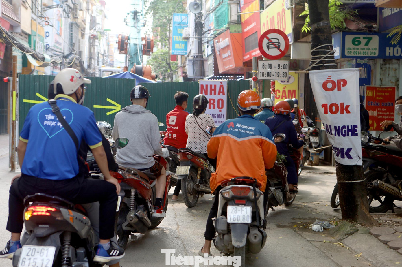 Công trường chắn gần hết lối đi của người tham gia giao thông.