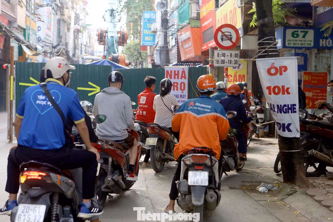 Công trường chắn gần hết lối đi của người tham gia giao thông.