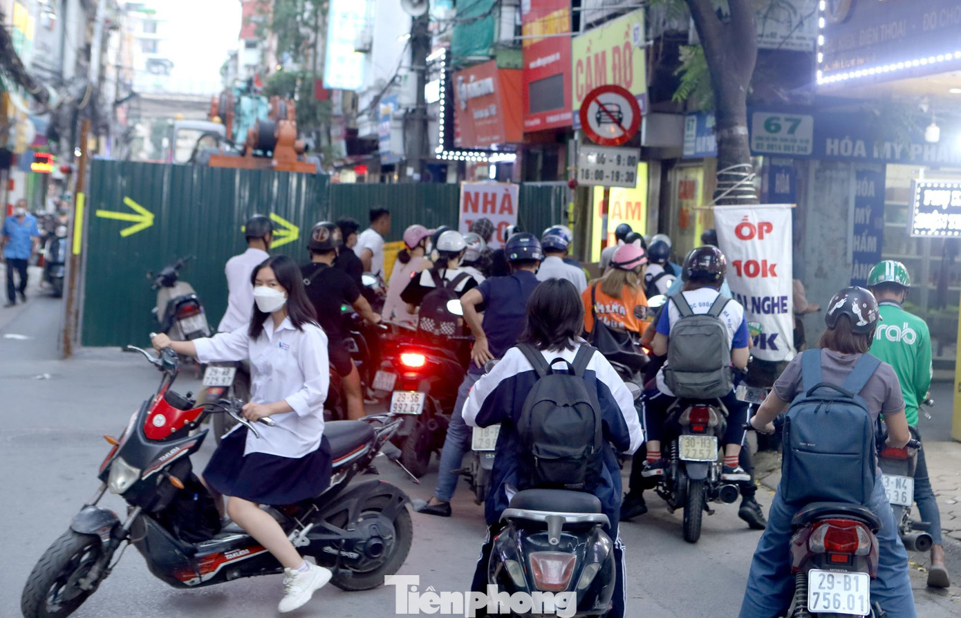Ngán ngẩm cảnh ùn tắc, một số người đã lựa chọn quay xe, tìm lối đi khác, chấp nhận đi đường vòng.
