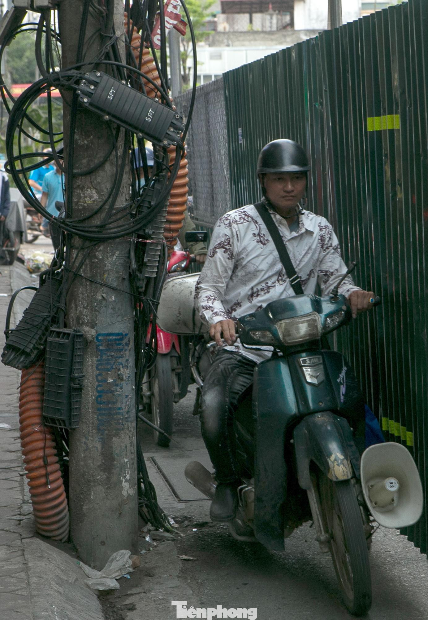 Người dân rất khó khăn khi lách qua lối đi nhỏ hẹp này.