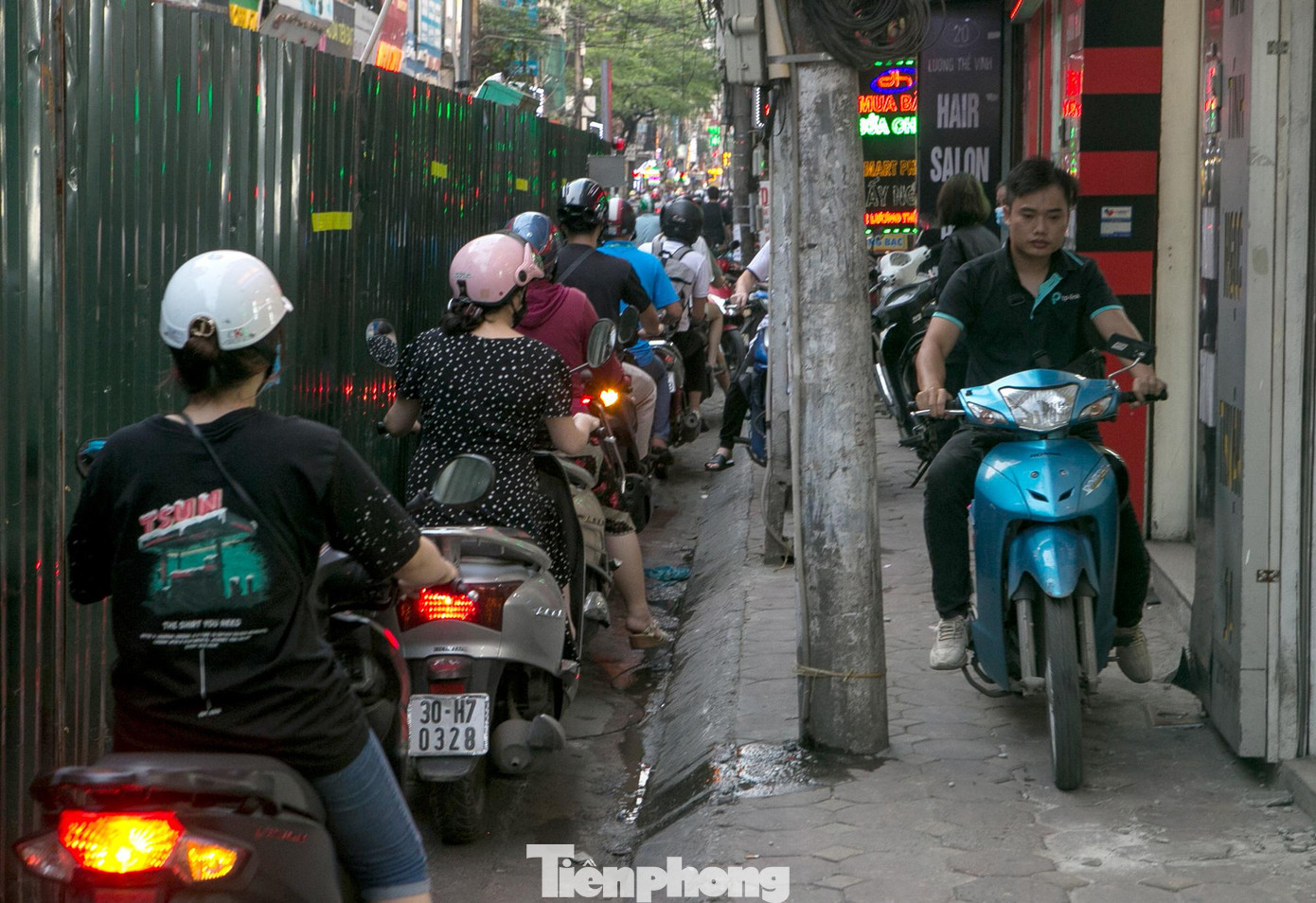 Người điều khiển phương tiện leo lên vỉa hè chật hẹp để "thoát" khỏi khu vực.