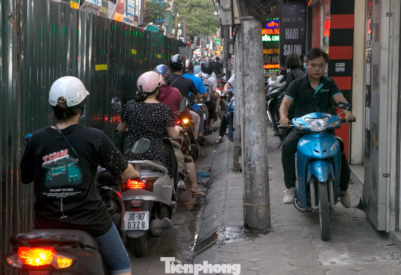 Người điều khiển phương tiện leo lên vỉa hè chật hẹp để "thoát" khỏi khu vực.