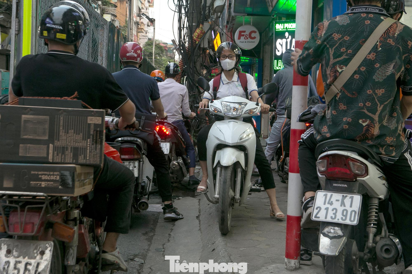 Công trường này chiếm gần hết mặt đường, gây ra tình trạng ùn tắc giao thông vào bất cứ thời gian nào trong ngày.