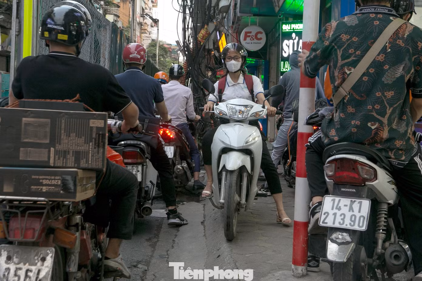 Công trường này chiếm gần hết mặt đường, gây ra tình trạng ùn tắc giao thông vào bất cứ thời gian nào trong ngày.