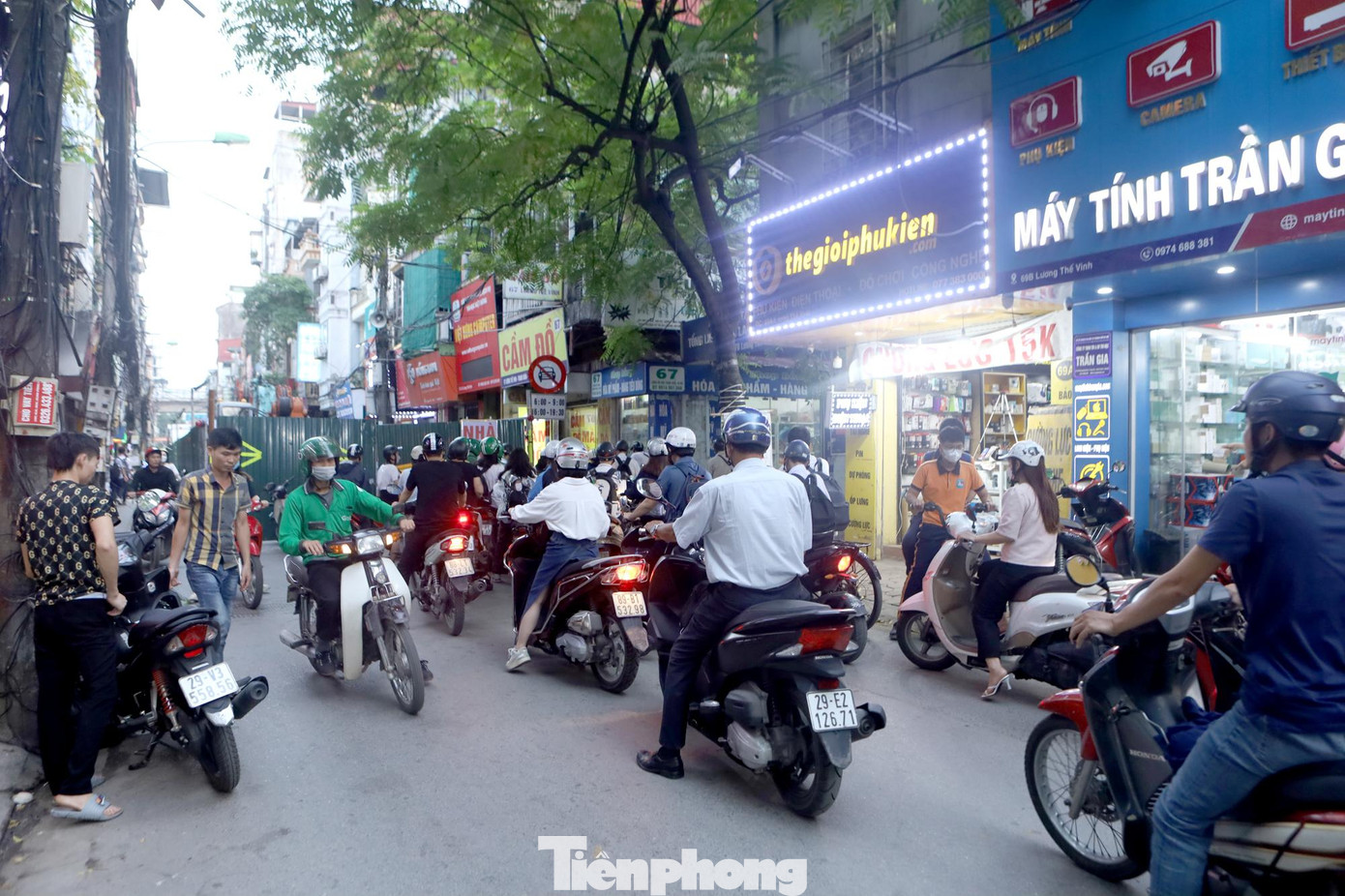 Người dân sống ở quanh khu vực phản ánh, cảnh ùn ứ giao thông xuất hiện vào mọi thời điểm trong ngày kể từ khi công trường này được dựng lên.